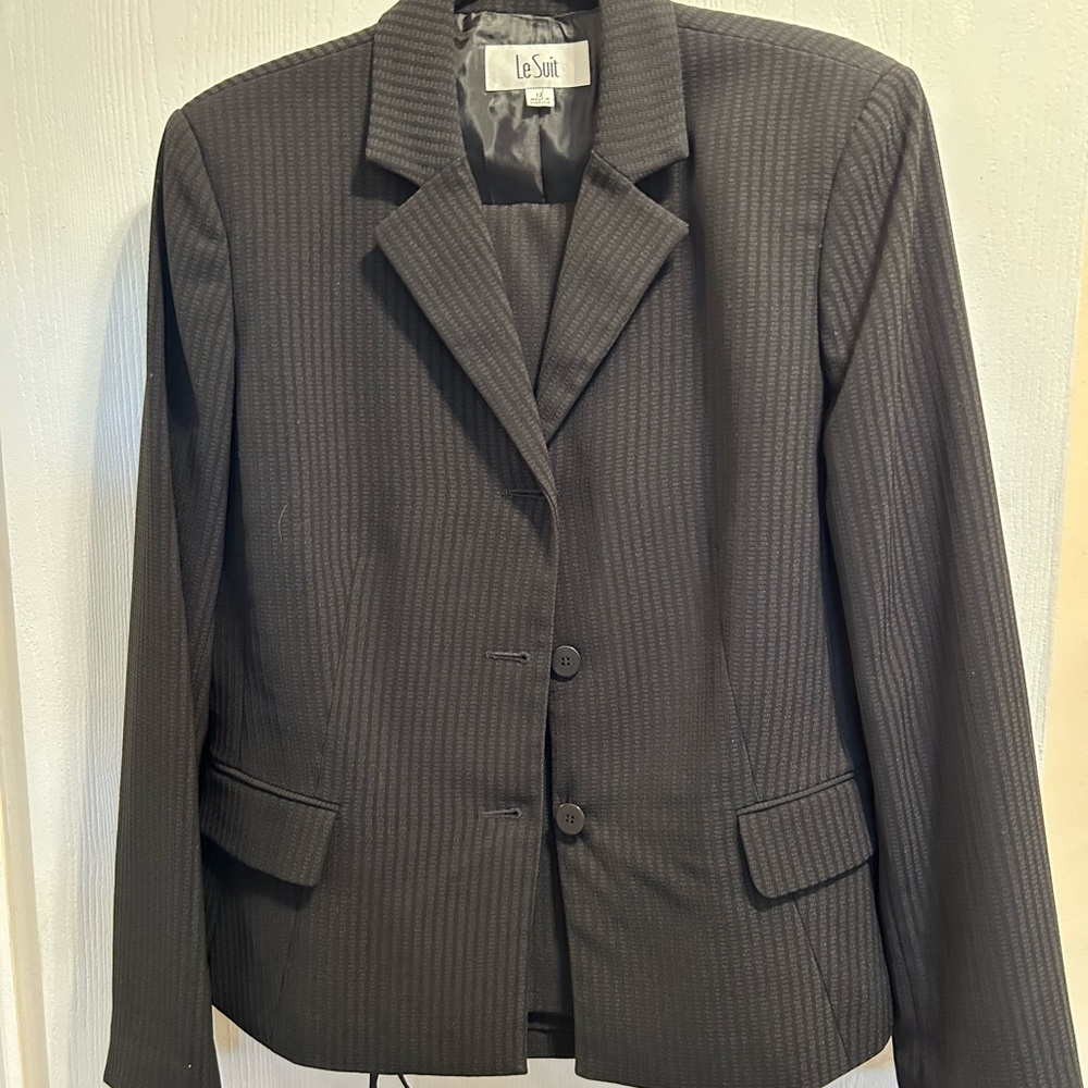 Le Suit Ladies Blazer and matching Pants